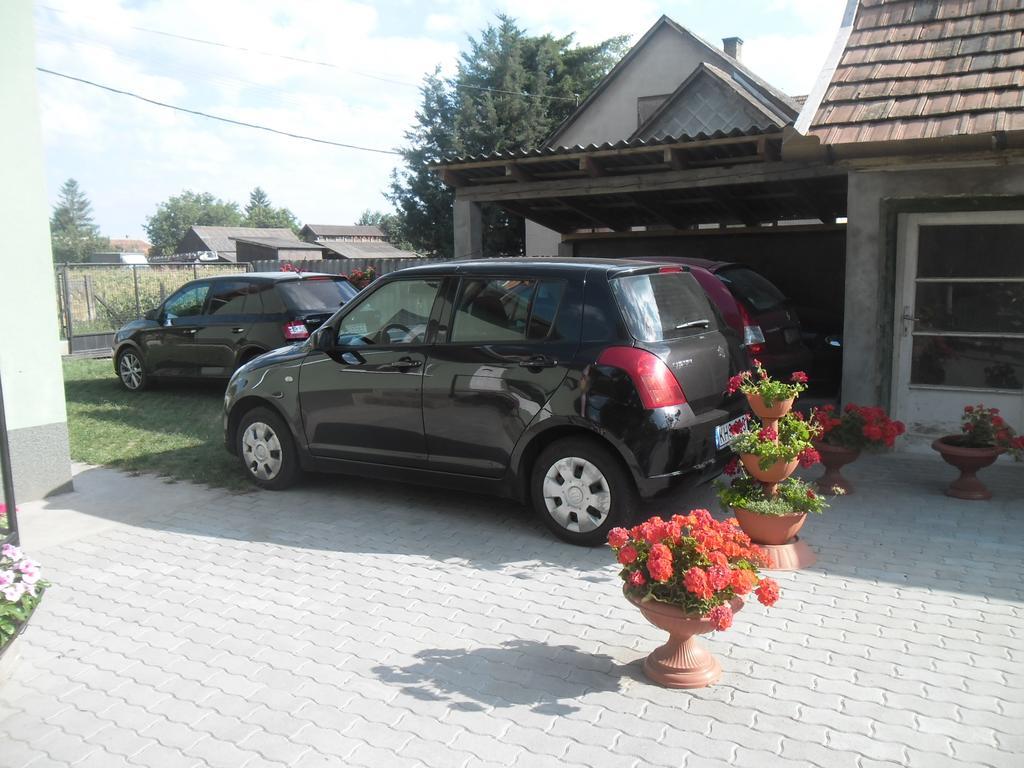 Attila Vendeghaz Tapioszentmarton Hotel Luaran gambar