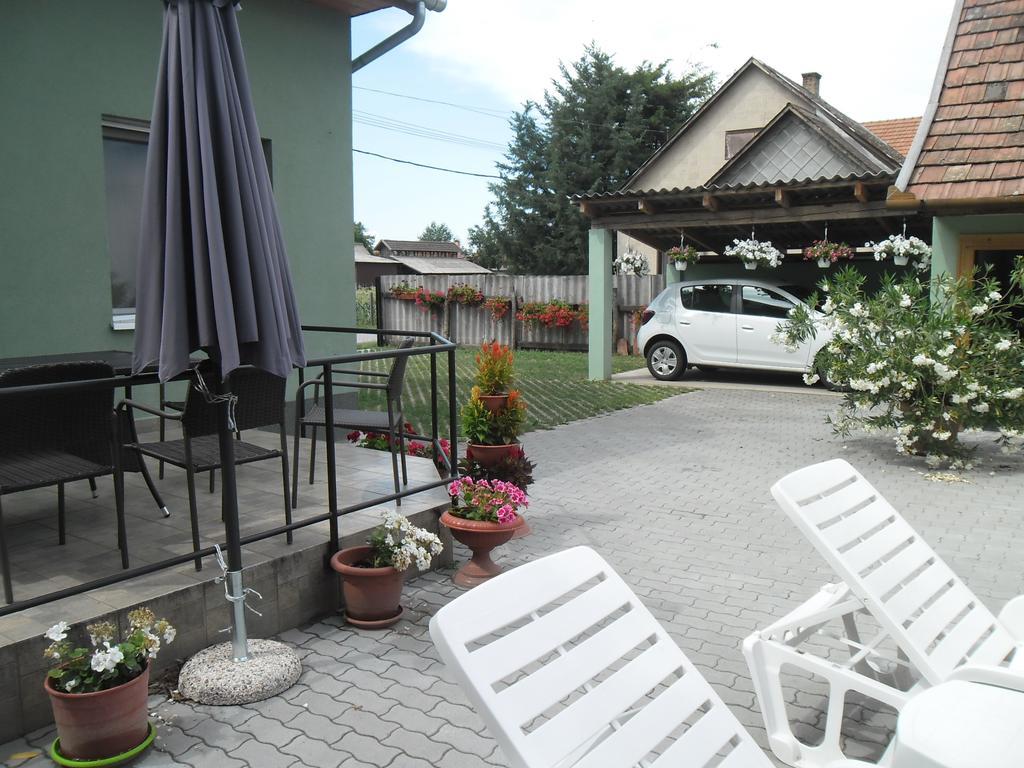 Attila Vendeghaz Tapioszentmarton Hotel Luaran gambar