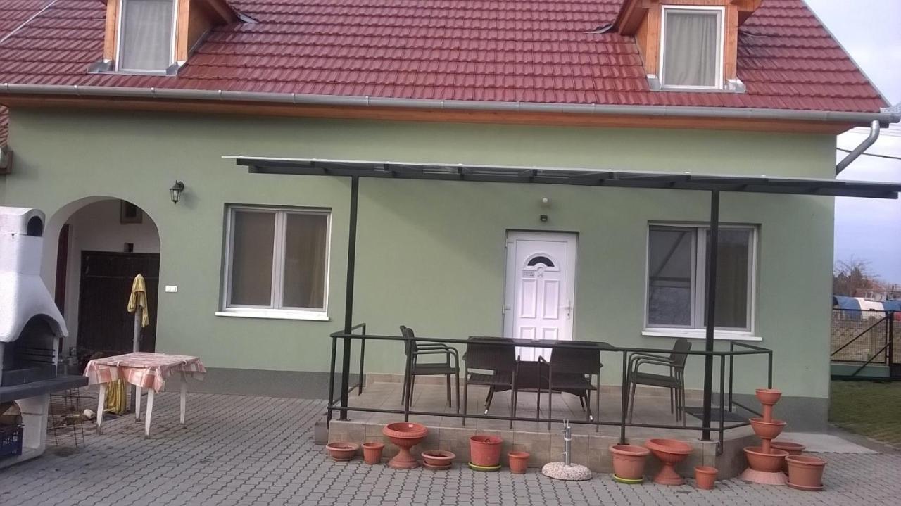 Attila Vendeghaz Tapioszentmarton Hotel Luaran gambar